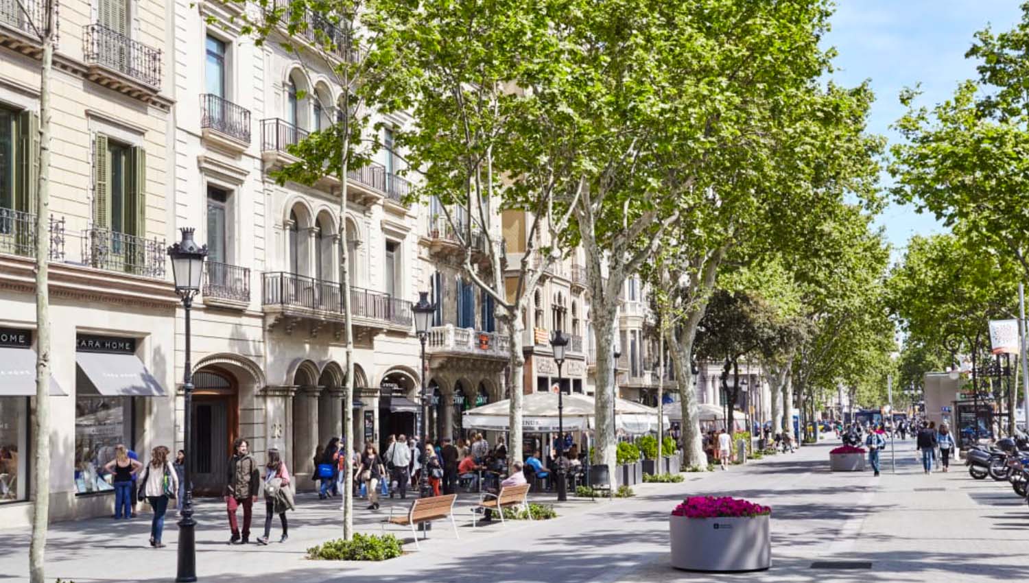 Passeige de Gracia - Shopping strees in Barcelona