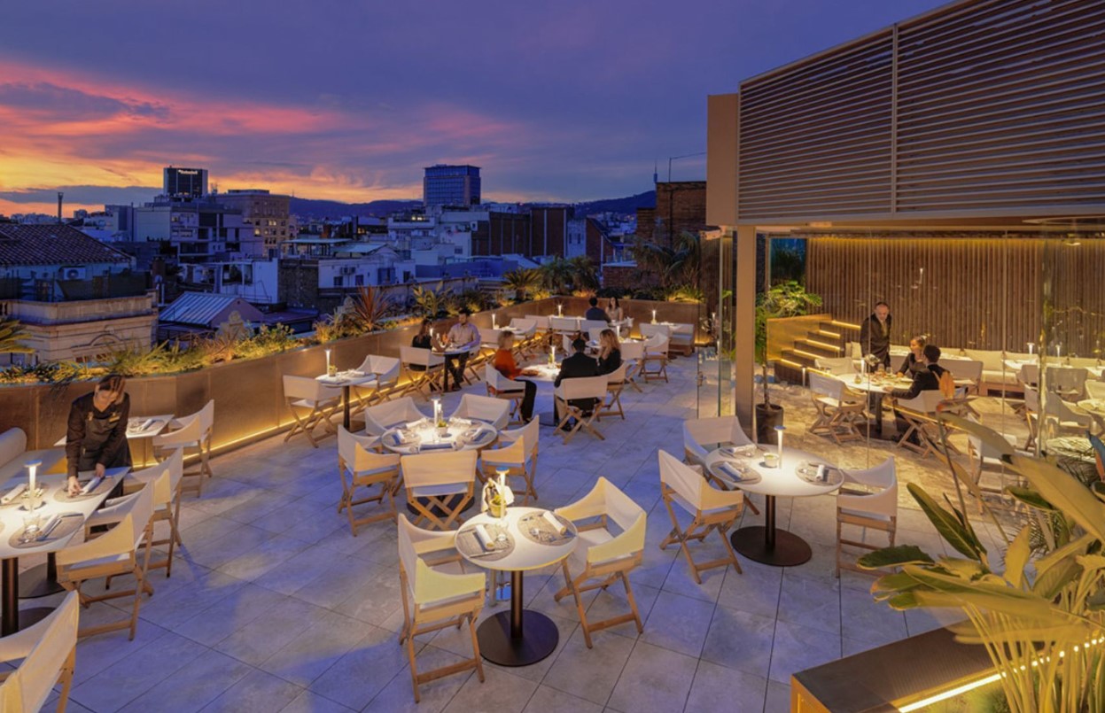 Lee más sobre el artículo Los Rooftop Bars de Barcelona que están de Moda para Pasar las Tardes del Verano 2024