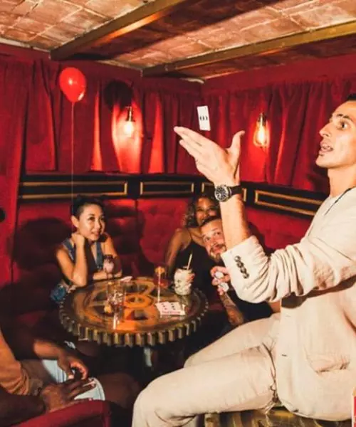 restaurante con espectáculo de magia