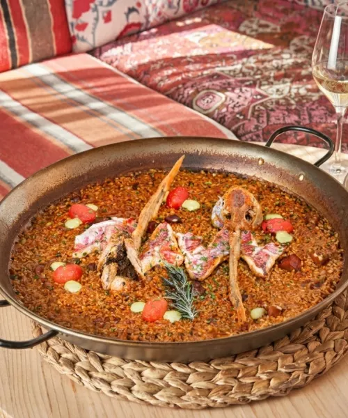 PAELLA DE SALMONETE CON CALAMAR Y ALIOLI DE ALBAAHACA